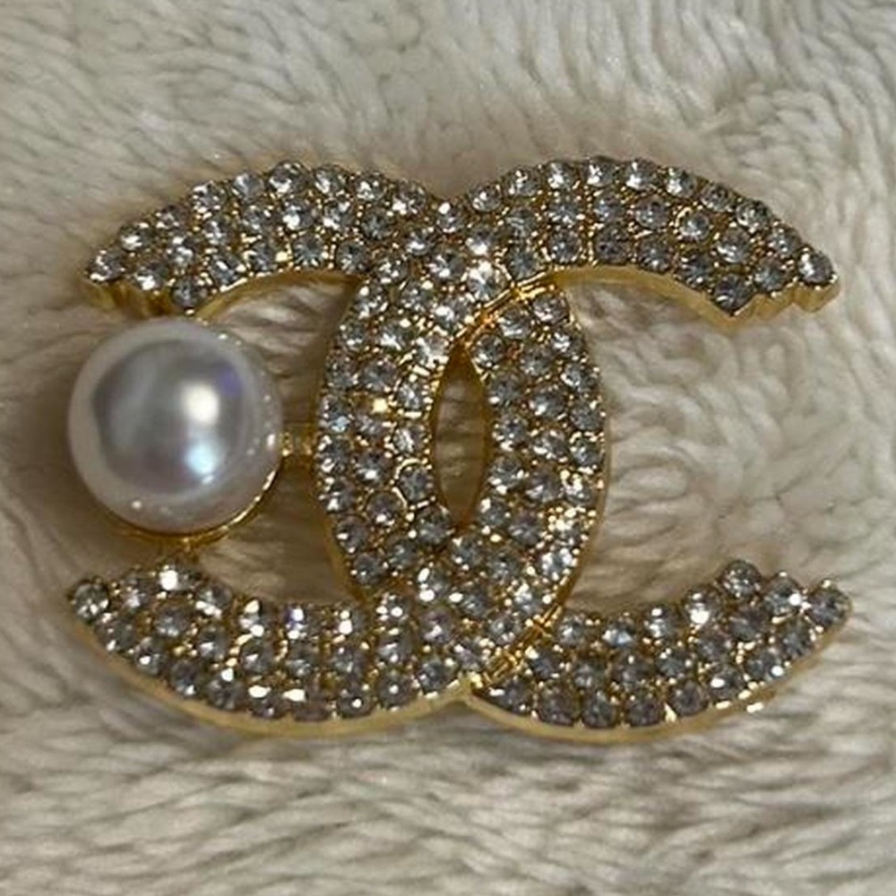 Double C Fashion Gold Tone/
Pearl Brooch, High-End Suit Letter
Diamond Pin - Picture 7 of 9